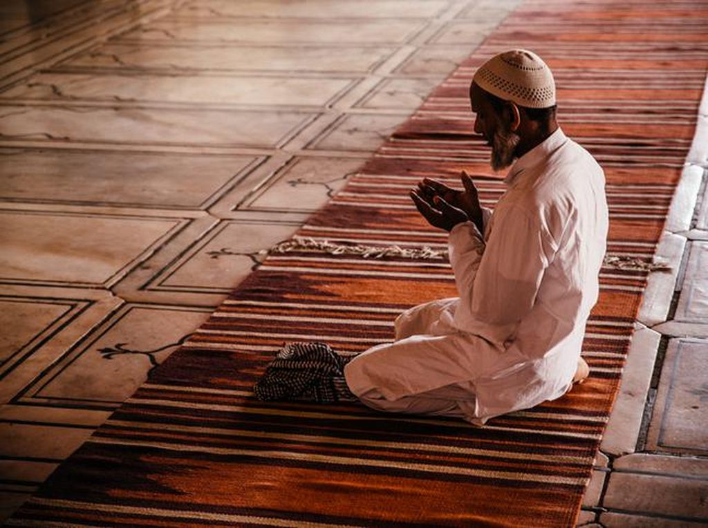 Antara Adzan dan Iqomah, Waktu Mustajab Berdoa yang Sering Terlewat