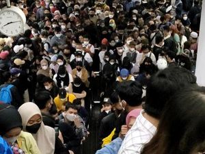 Warga Cerita Stasiun Manggarai Membeludak Malam Ini, KCI Beri Penjelasan