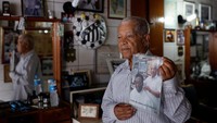 Didi begitu terpukul mendengar kabar pelanggan sekaligus sahabat dekatnya telah meninggal.  