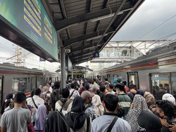 Stasiun Tanah Abang Dipadati Penumpang pada Hari Senin Pertama Tahun 2023