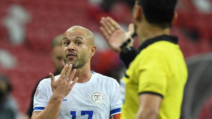 SINGAPORE, SINGAPORE - DECEMBER 14: Stephan Schroeck of the Philippines protests a play with the referee during the AFF Suzuki Cup Group A match between Philippines and Thailand at the National Stadium on December 14, 2021 in Singapore, Singapore. (Photo by Lim Weixiang/Getty Images)