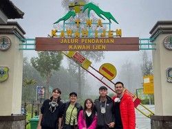 Darius dan Donna Agnesia Liburan Akhir Tahun Nikmati Blue Flame Kawah Ijen