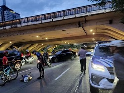 Pesepeda Jatuh Bukan di Jalur Sepeda, Dibolehkan Lewat Sebelum Pukul 06.00