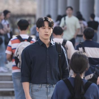 The Glory The Glory (L to R) Lee Do-Hyun as Joo Yeo-jeong, Song Hye-kyo as Moon Dong-eun in The Glory Cr. Graphyoda/Netflix © 2022