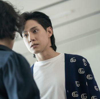 The Glory The Glory (L to R) Cha Joo-young as Choi Hye-jeong, Park Sung-hoon as Jeon Jae-jun in The Glory Cr. Graphyoda/Netflix © 2022