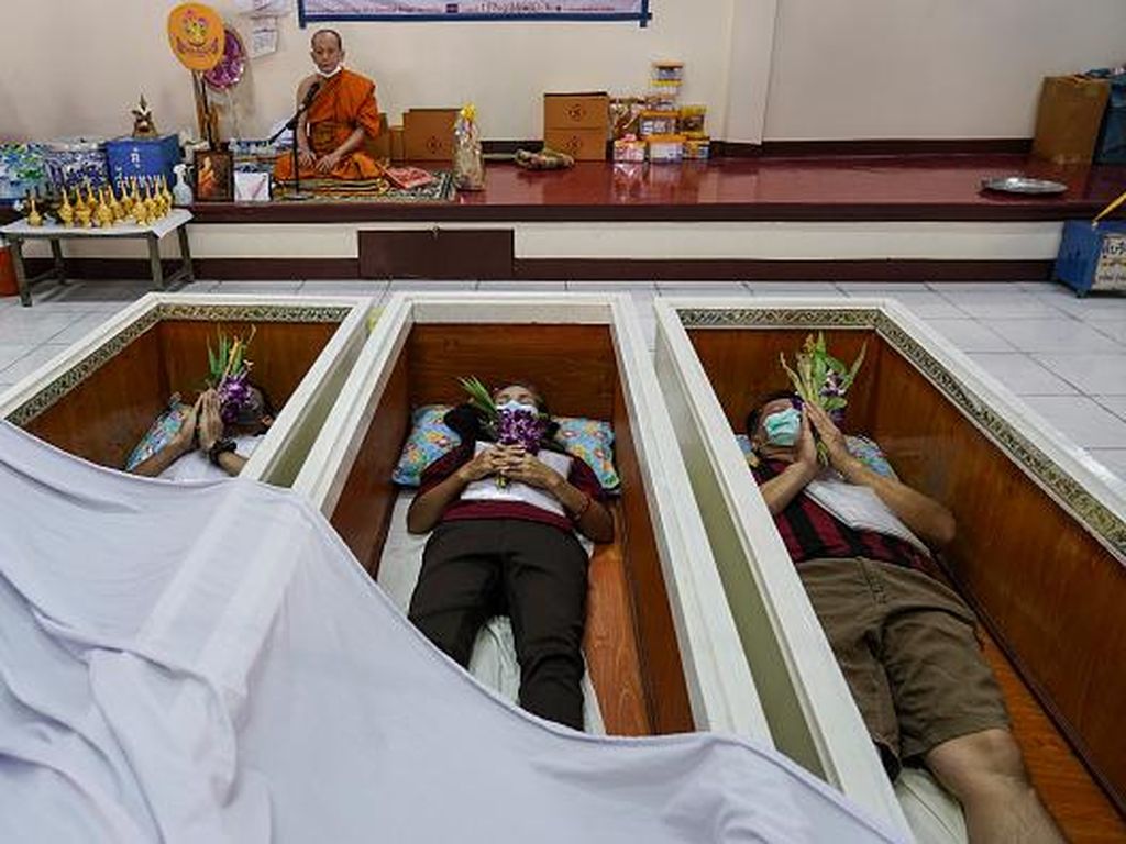 Tidur dalam Peti Mati, Cara Orang Thailand Rayakan Tahun Baru