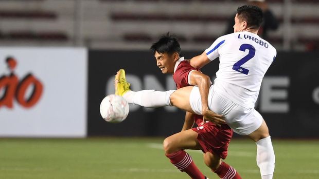 Pesepak bola Timnas Indonesia Witan Sulaeman (kiri) berebut bola dengan pesepak bola Timnas Filipina Simen Alexander Santos Lyngbo (kanan) dalam laga lanjutan Grup A Piala AFF 2022 di Rizal Memorial Stadium, Manila, Filipina, Senin (2/1/2023). ANTARA FOTO/Akbar Nugroho Gumay/wsj.