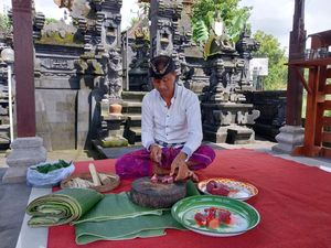 Warga Asahduren di Jembrana Gelar Tradisi Nampah Kebo Jelang Galungan Warga Asahduren di Jembrana Gelar Tradisi Nampah Kebo Jelang Galungan