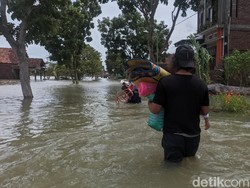 Banjir Belum Surut, Warga Prampelan Demak Masih Bertahan di Pengungsian