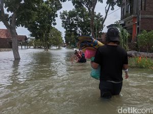 Banjir Belum Surut, Warga Prampelan Demak Masih Bertahan di Pengungsian Banjir Belum Surut, Warga Prampelan Demak Masih Bertahan di Pengungsian