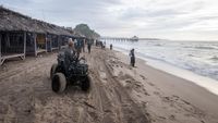 Potret Sepinya Wisata Pantai Anyer Imbas Gelombang Tinggi