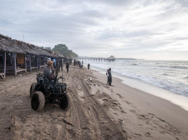 Potret Sepinya Wisata Pantai Anyer Imbas Gelombang Tinggi