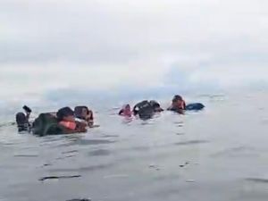Speedboat Tenggelam, 34 Wisatawan Terombang-ambing di Laut Berau Speedboat Tenggelam, 34 Wisatawan Terombang-ambing di Laut Berau