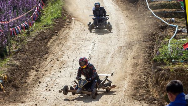 Adu Cepat Balap Mobil dari Kayu di Thailand