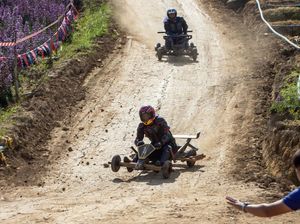 Adu Cepat Balap Mobil dari Kayu di Thailand