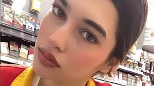 8 Foto Kasir Minimarket yang Viral, Disebut Mirip Dua Lipa & Hailey Bieber