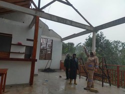 Atap Rumah Makan di Wanagiri Buleleng Beterbangan gegara Angin Kencang