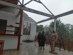 Atap Rumah Makan di Wanagiri Buleleng Beterbangan gegara Angin Kencang Atap Rumah Makan di Wanagiri Buleleng Beterbangan gegara Angin Kencang