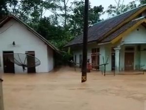 Air Kali Meluap, Banjir Rendam 3 Kecamatan di Lebak Air Kali Meluap, Banjir Rendam 3 Kecamatan di Lebak