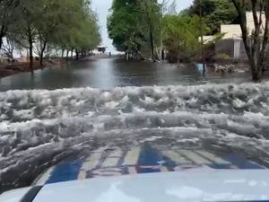Penampakan Mobil Tangguh Polisi Membelah Dalamnya Banjir Semarang