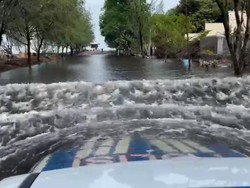 Penampakan Mobil Tangguh Polisi Membelah Dalamnya Banjir Semarang