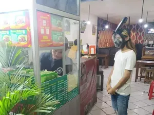 Bikin Ngakak! 10 Orang Ini pakai Kostum Nyeleneh saat Jual-Beli Makanan