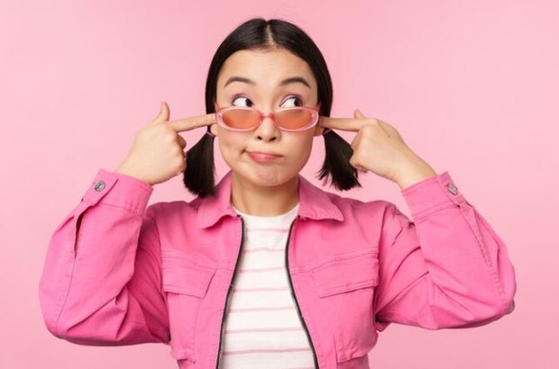 Perempuan menutup telinga