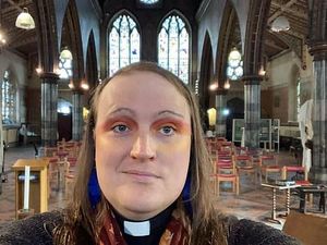 8 Foto Pendeta Non-Biner Pertama yang Kontroversial, Gayanya Jadi Sorotan