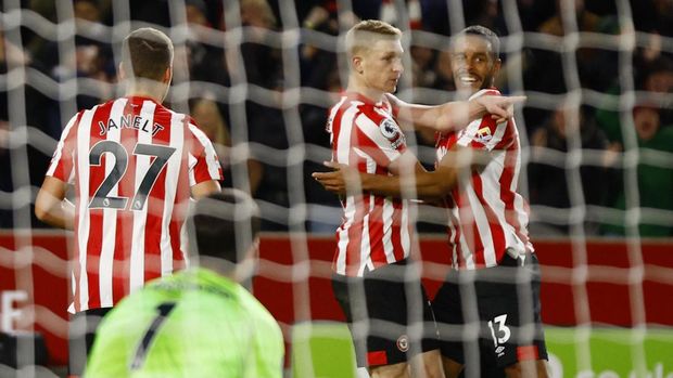 Soccer Football - Premier League - Brentford v Liverpool - Brentford Community Stadium, London, Britain - January 2, 2023 Brentford's Ben Mee and Mathias Jorgensen celebrate after Liverpool's Ibrahima Konate scores an own goal and Brentford's first Action Images via Reuters/John Sibley EDITORIAL USE ONLY. No use with unauthorized audio, video, data, fixture lists, club/league logos or 'live' services. Online in-match use limited to 75 images, no video emulation. No use in betting, games or single club /league/player publications.  Please contact your account representative for further details.