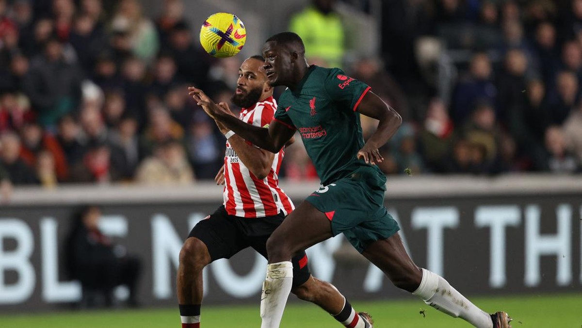 Liverpool kalah 1-3 dari Brentford. (Foto: AFP via Getty Images/ADRIAN DENNIS)