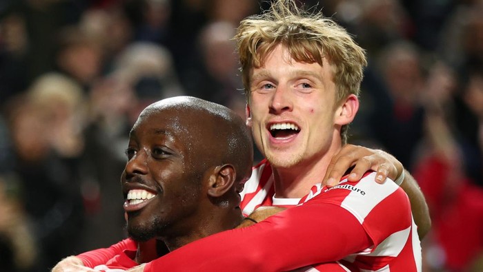 Brentford BRENTFORD, ENGLAND - JANUARY 02: Yoane Wissa of Brentford celebrates with Mads Roerslev during the Premier League match between Brentford FC and Liverpool FC at Brentford Community Stadium on January 2, 2023 in Brentford, United Kingdom. (Photo by Marc Atkins/Getty Images)