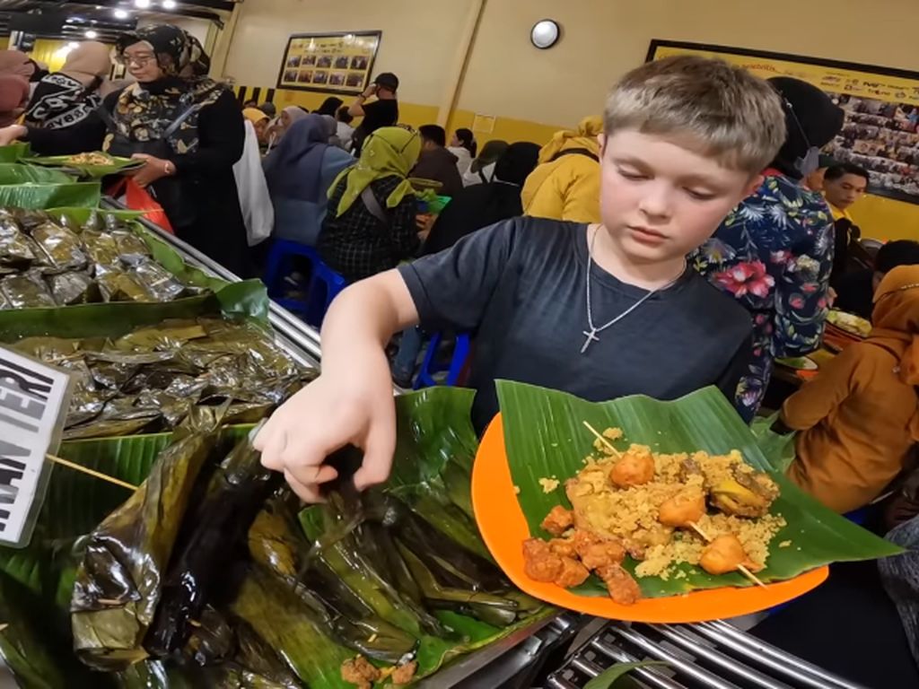 Kisah Bule Amerika Makan Masakan Sunda: Pepes-Ikan Asin Dilahap Kisah Bule Amerika Makan Masakan Sunda: Pepes-Ikan Asin Dilahap