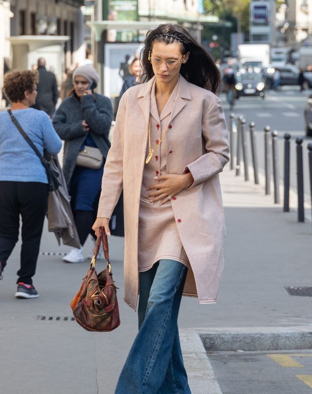 Celana | Foto: Instagram | @bellahadidmidias Tips dan trik memakai dress saat musim hujan agar tetap hangat