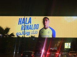 Billboard di Riyadh ini menampilkan sosok Ronaldo dalam balutan seragam Al Nassr. (Foto: AFP via Getty Images/FAYEZ NURELDINE)