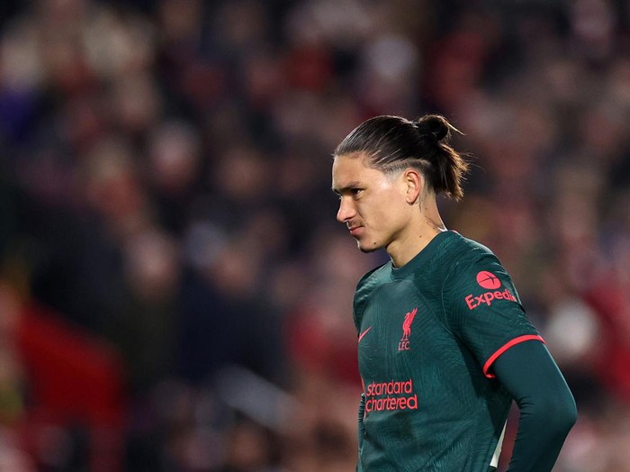 BRENTFORD, ENGLAND - JANUARY 02: Darwin Nunez of Liverpool looks on during the Premier League match between Brentford FC and Liverpool FC at Brentford Community Stadium on January 02, 2023 in Brentford, England. (Photo by Ryan Pierse/Getty Images)