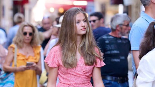 PALMA DE MALLORCA, SPAIN - AUGUST 10: Crown Princess Leonor of Spain is seen walking through the city center during their vacations on August 10, 2022 in Palma de Mallorca, Spain. (Photo by Carlos Alvarez/Getty Images)
