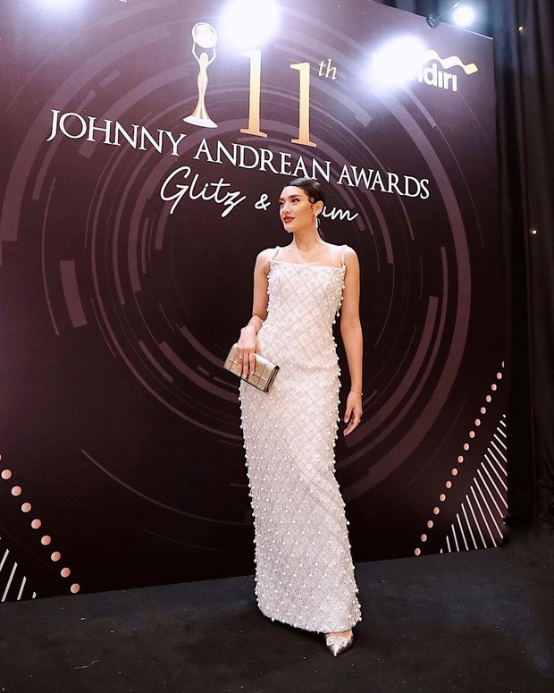 Gaya feminim ala Anissa Aziza Foto: Instagram.com/anissaaziza