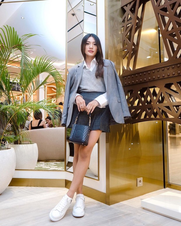 Gaya feminim ala Anissa Aziza Foto: Instagram.com/anissaaziza