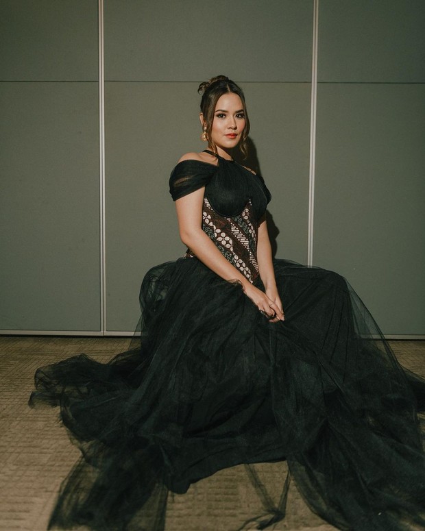 Gaya Panggung Raisa. Foto: Instagram.com/howardlaurent Gaya Panggung Raisa. Foto: Instagram.com/howardlaurent