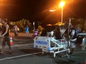 Gempa Jayapura M 5,2 Bikin Pasien RS Dievakuasi ke Parkiran Gempa Jayapura M 5,2 Bikin Pasien RS Dievakuasi ke Parkiran