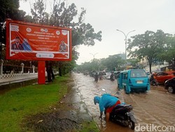 Jalan Urip Sumoharjo Macet 2 Km gegara Genangan Depan Kantor Gubernur Sulsel