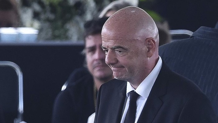 FIFA President Gianni Infantino attends the wake of Brazilian football legend Pele at the Urbano Caldeira stadium in Santos, Sao Paulo, Brazil on January 2, 2023. - Brazilians bid a final farewell this week to football giant Pele, starting Monday with a 24-hour public wake at the stadium of his long-time team, Santos. (Photo by Miguel SCHINCARIOL / AFP) (Photo by MIGUEL SCHINCARIOL/AFP via Getty Images)