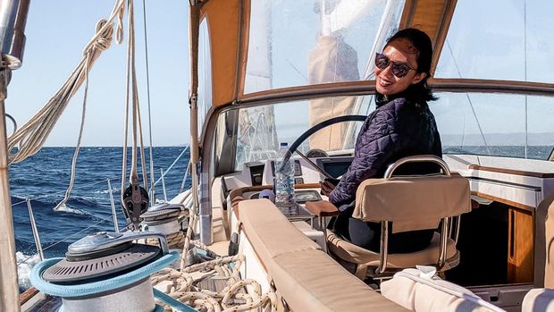 Ika Permatasari-Olsen, perempuan asal Surabaya yang telah 5 tahun hidup nomaden di atas kapal yacht.
