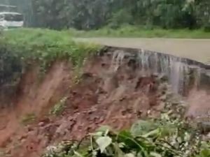 Jalan Raya Gunung Kencana Lebak Longsor Usai Diguyur Hujan