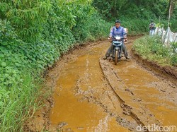 Jalan Penghubung Bandung-Cianjur Rusak Parah Belum Tersentuh Perbaikan