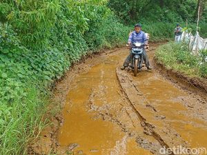 Jalan Penghubung Bandung-Cianjur Rusak Parah Belum Tersentuh Perbaikan Jalan Penghubung Bandung-Cianjur Rusak Parah Belum Tersentuh Perbaikan