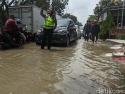 Banjir Masih Genangi Jalur Alternatif Demak-Semarang di Prampelan