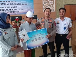 Anak Sulung Korban Sekeluarga Tewas Tertabrak KA di Pasuruan Dapat Santunan