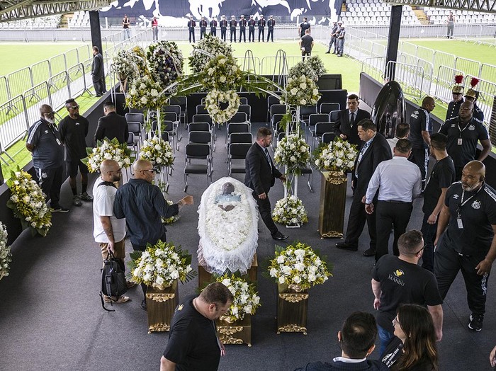 Jenazah Pele disemayamkan di Stadion Vila Belmiro, Senin (2/1/2023) waktu setempat. Masyarakat Brasil pun bisa memberikan penghormatan langsung untuk legenda sepakbola Brasil tersebut.