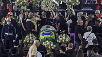 Pele, yang bernama asli Edson Arantes do Nascimento, memang menjadi pahlawan Brasil dari lapangan hijau. Pria yang dijuluki O Rei do Futbol atau Raja Sepakbola itu menjadi satu-satunya orang yang bisa menangkan Piala Dunia sebanyak tiga kali, yakni pada 1958, 1962, dan 1970 bersama Timnas Brasil. AP Photo/Marcelo Chello.
